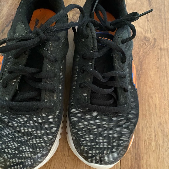 Boys Skechers black and orange size 2 - Picture 2 of 3